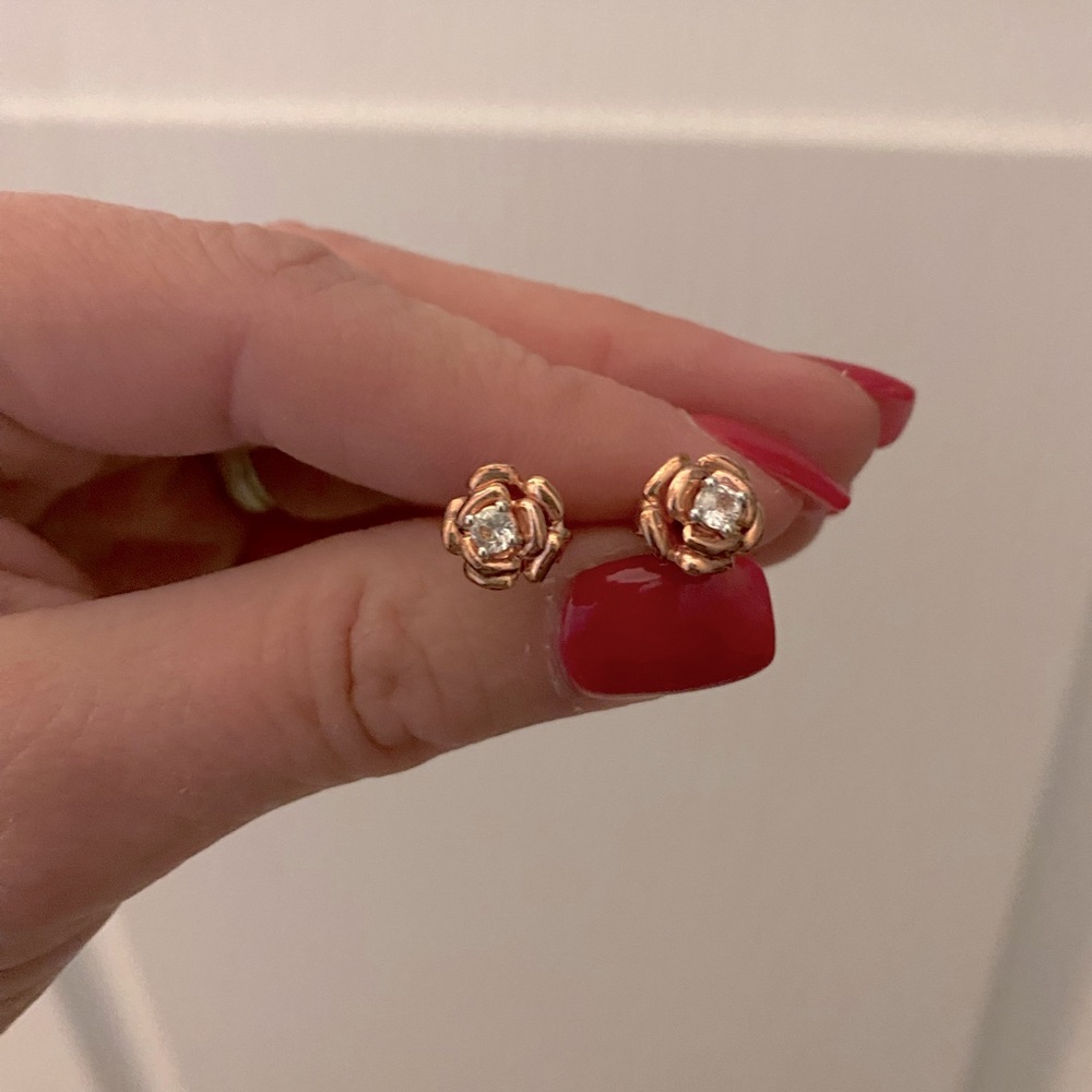 Rose shaped rose gold studs